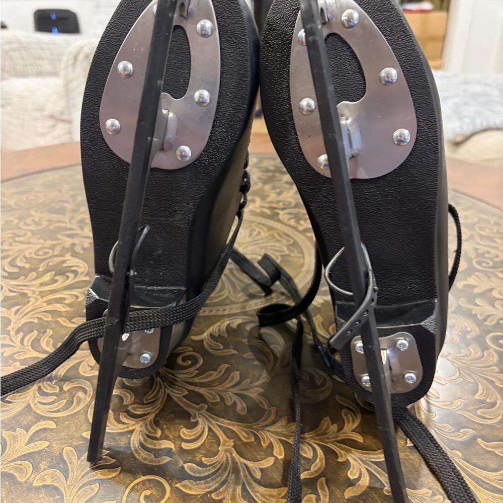 AhmyLion. Figure skates for beginners. (Size up 1 size) - Picture 5 of 11